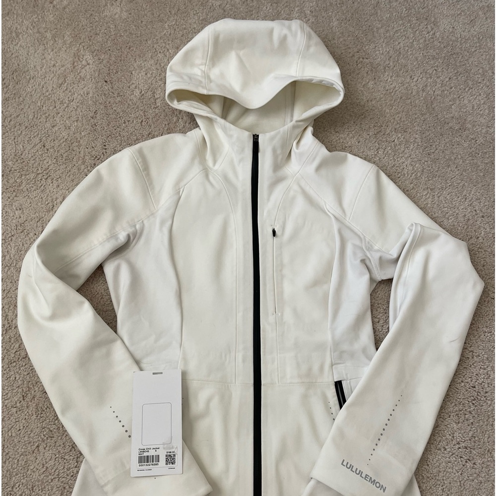 Like new, Lululemon Cross Chill jacket in White!
